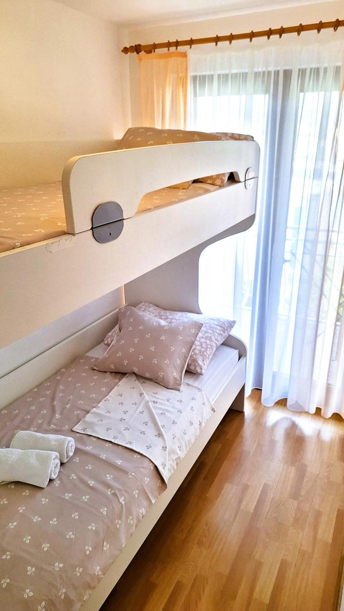 Apartmani I & J Seric เซเกต วรันยีชา ภายนอก รูปภาพ